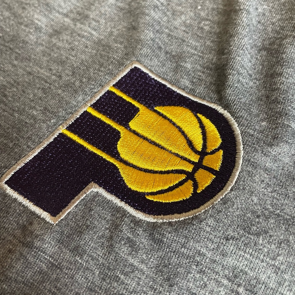 Lmtd Edition Indiana Pacers l/s T-Shirt with Embroidered Logo! Size medium!